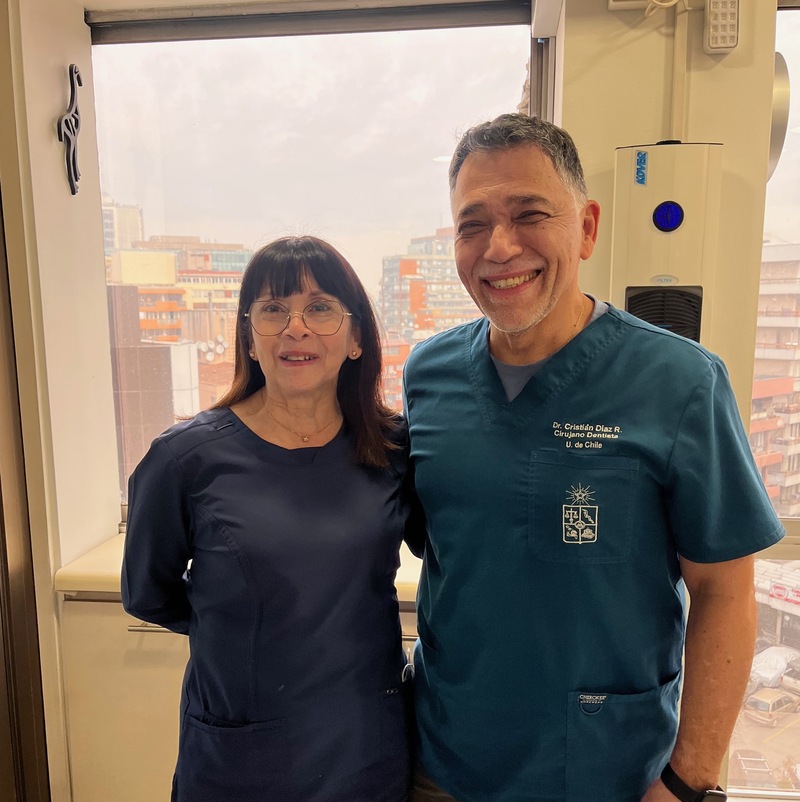 Nancy Navarrete (Asistente Dental) y Dr. Cristián Díaz